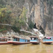 パークウー洞窟下の船着き場には船が停泊しています