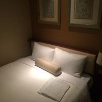 意外とベッドは広いです。