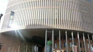 会議場とショッピングゾーンが同居した大型雑居ビル