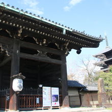 南大門は巨大で歩道からでは全体を撮影できない