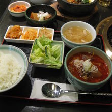 連れは石焼ビビンバを頼みました