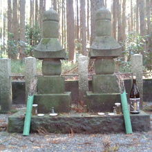 二つの墓石が並んでいます。