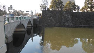 アーチの美しい近代的な橋です。