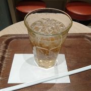 東日本の名物が買えたり、カフェで名産ドリンクを飲めます。