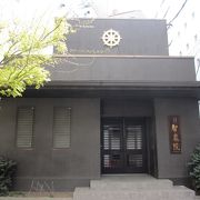 ビルの中にある路地裏に建っています