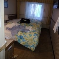 照明がないと暗い部屋でした。