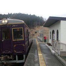 途中の恋し浜駅で停車するレトロ列車の様子