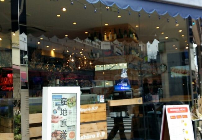 24時間営業のダイニングバー