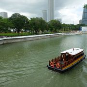 エスプラネード公園の緑地＋マリーナ・ベイ方向の眺めが同時に楽しめる遊歩道