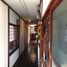 2階の廊下（店舗入口）