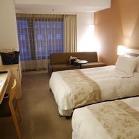 3人で泊まる時は奥のソファがベッドになるようです。