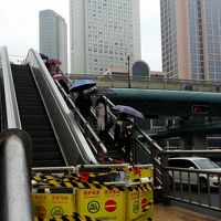 無慈悲な歩道橋のエスカレーター。