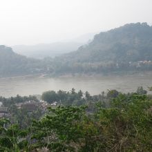 頂上から市街地を眺めることができます