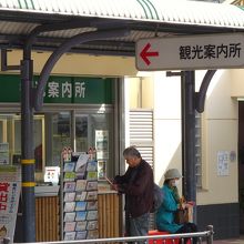 駅を出た左手にあります