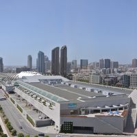 部屋から見えるコンベンションセンターです。本当に近い。