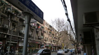 陝西南路の駅をおり、無印良品（淮海７５５）の入ったビルの脇を南に入ります。