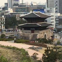 素晴らしい興仁之門