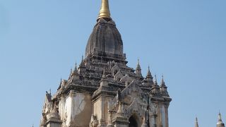 均整の取れた二層構造の寺院