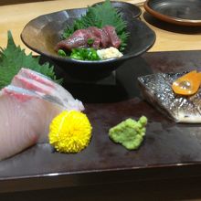 お刺身はハマチ、しめさば、馬刺し　さすがに九州のお店ですね