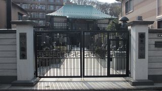 名主の滝公園の隣りです