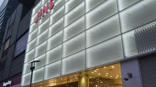 観光客の多く訪れる南京東路にもＪＩＮＳ眼鏡が進出していました。