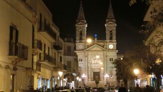 夜は光り輝く十字架が実に美しい。