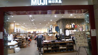 ブキッビンタンを代表するショッピングモールにあります。