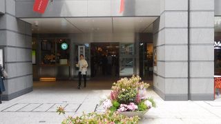 六本木一丁目駅直結です。