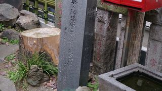 他の石碑と並んで立っています