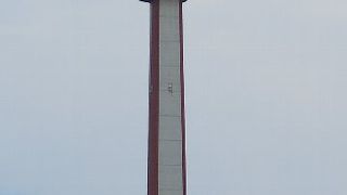 高台にある公園に建つ