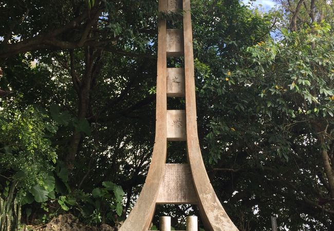 新垣集落の住民によって集められた戦没者の遺骨10,000余柱が祀られています。～浄魂之塔～