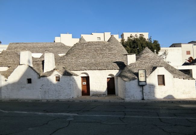 アイア・ピッコロ地区の入り口にあります。