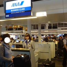 羽田国際空港　ANA　国際線チェックインカウンター。