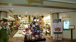 ロンドンのハロッズは有名ですね。