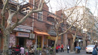 赤煉瓦がお洒落な上海の古い共同住宅。