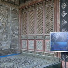 内部は入場不可だが、中の様子を写した写真パネルあり