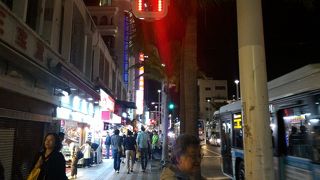 みやげ物やが立ち並ぶ国際通り