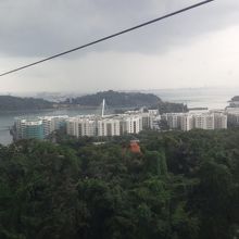 雨天のため後方を撮影、セントーサ島がみえます