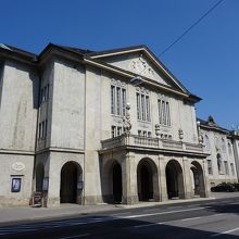 シュワルツ通り沿いにある劇場です。