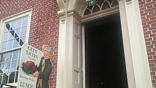 老舗レストランでターキポットパイを