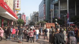 人通りが非常に多い