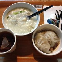 朝食は中式西式港式からの選択　中式は中華粥