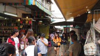 地元の人がたくさんの市場