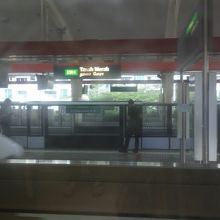 空港支線でタナ・メラ駅に到着、東西線本線へ乗換です。