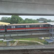 駅を出たところで空港支線が分岐、車両基地もあります