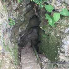 山形の塔、連隊本部壕跡。