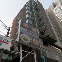 隣の看板が邪魔ですが一応外観