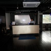 フロントは部屋になっていて狭い