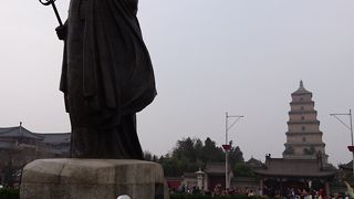 日本語ガイドは寺の販売員