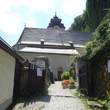 ここが教会の敷地への入口